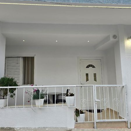 Aila Apartment Sarandë エクステリア 写真