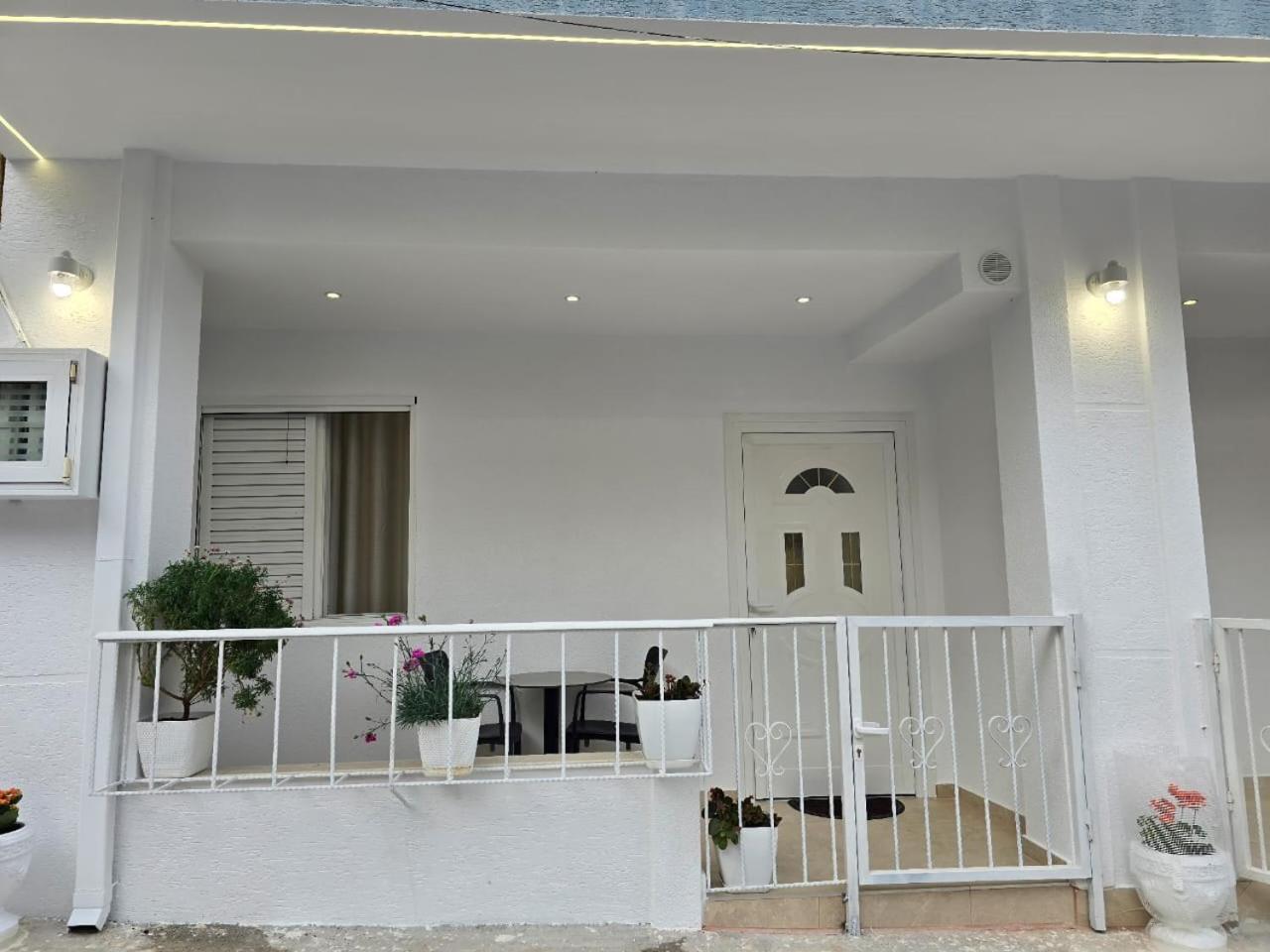 Aila Apartment Sarandë エクステリア 写真