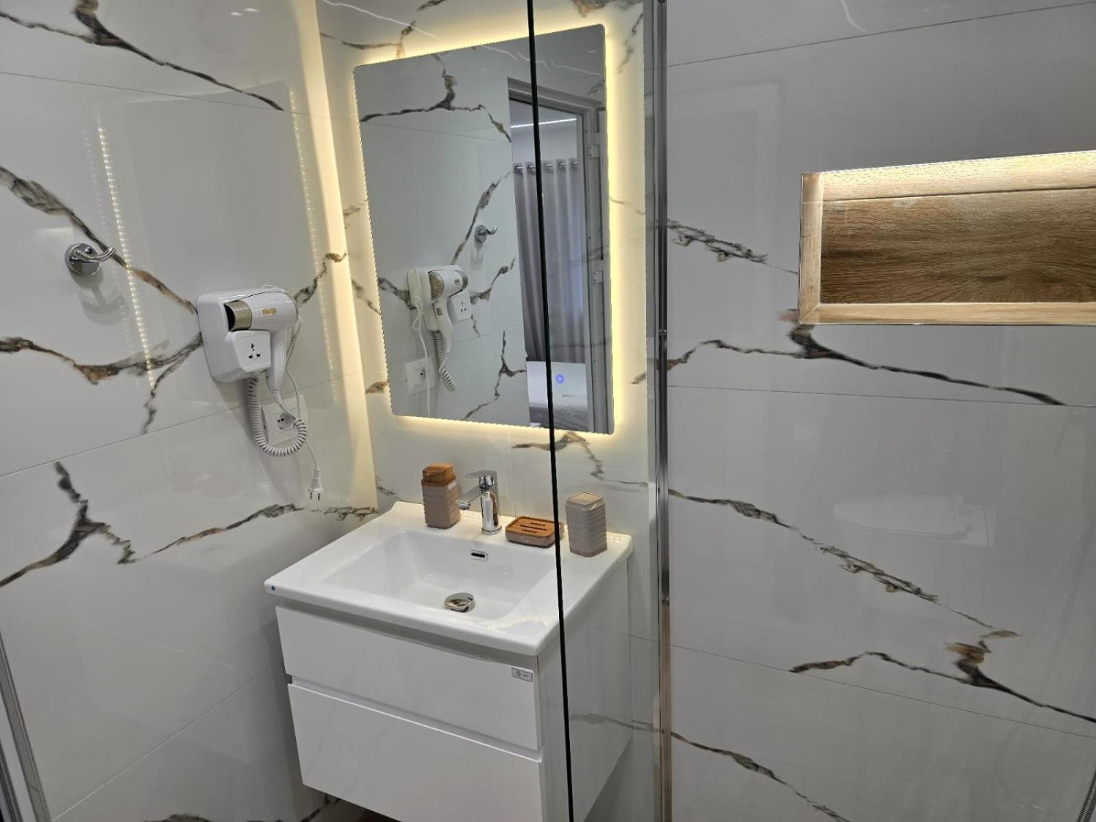 Aila Apartment Sarandë エクステリア 写真