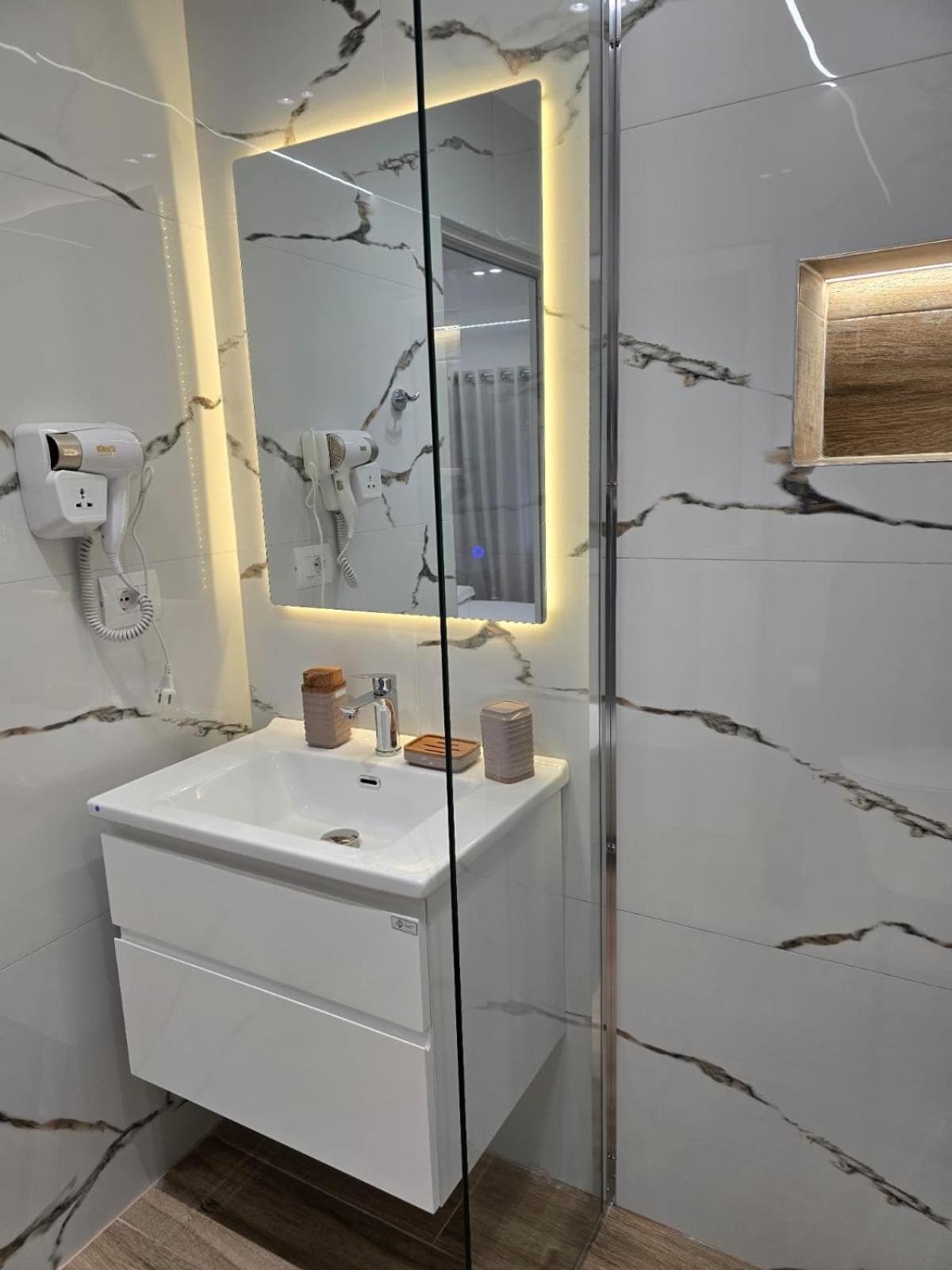 Aila Apartment Sarandë エクステリア 写真