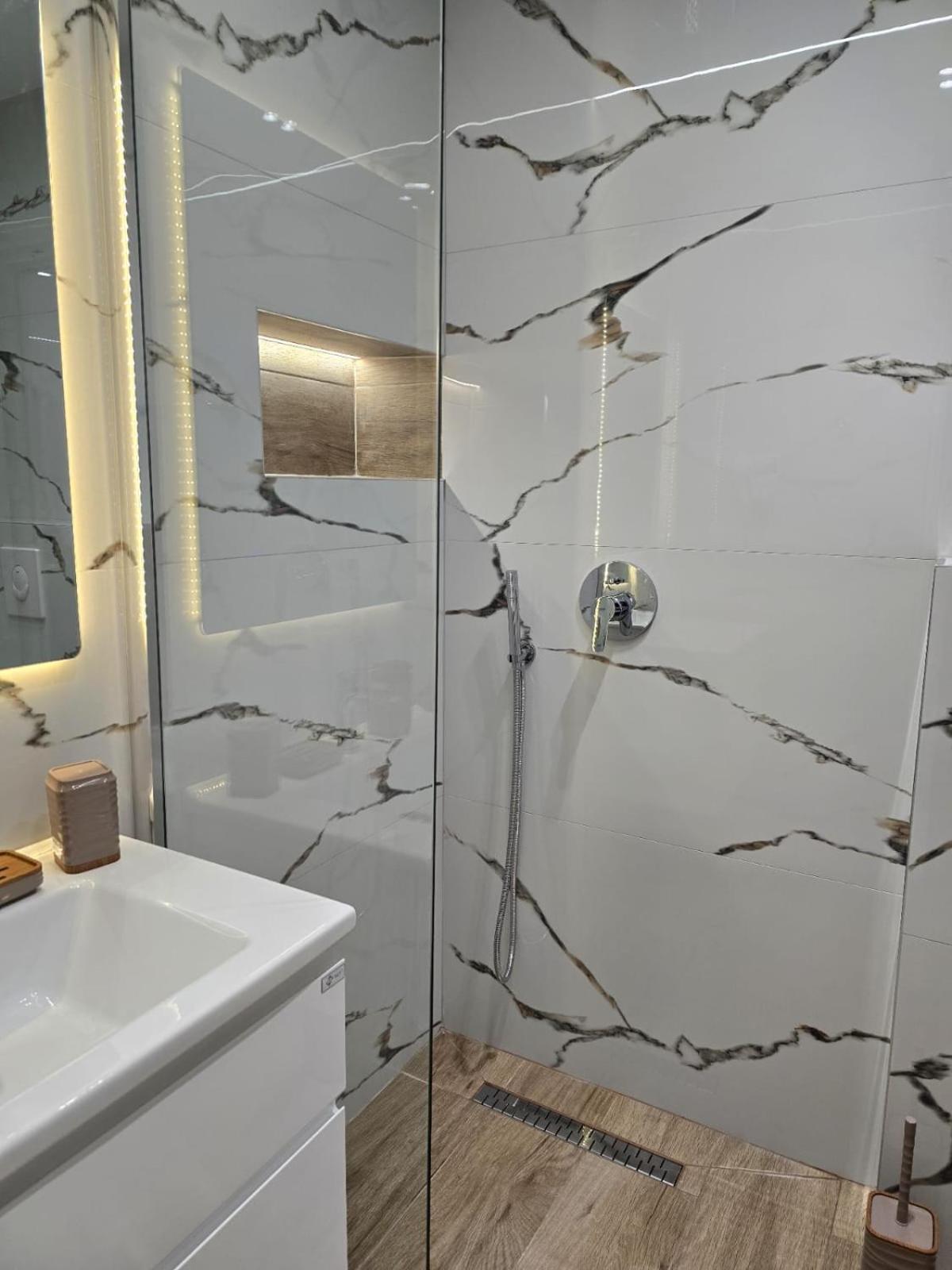 Aila Apartment Sarandë エクステリア 写真